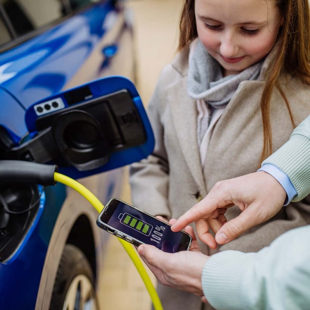 Close up of man and his daughter holding smartphon X9KG8P4.jpg